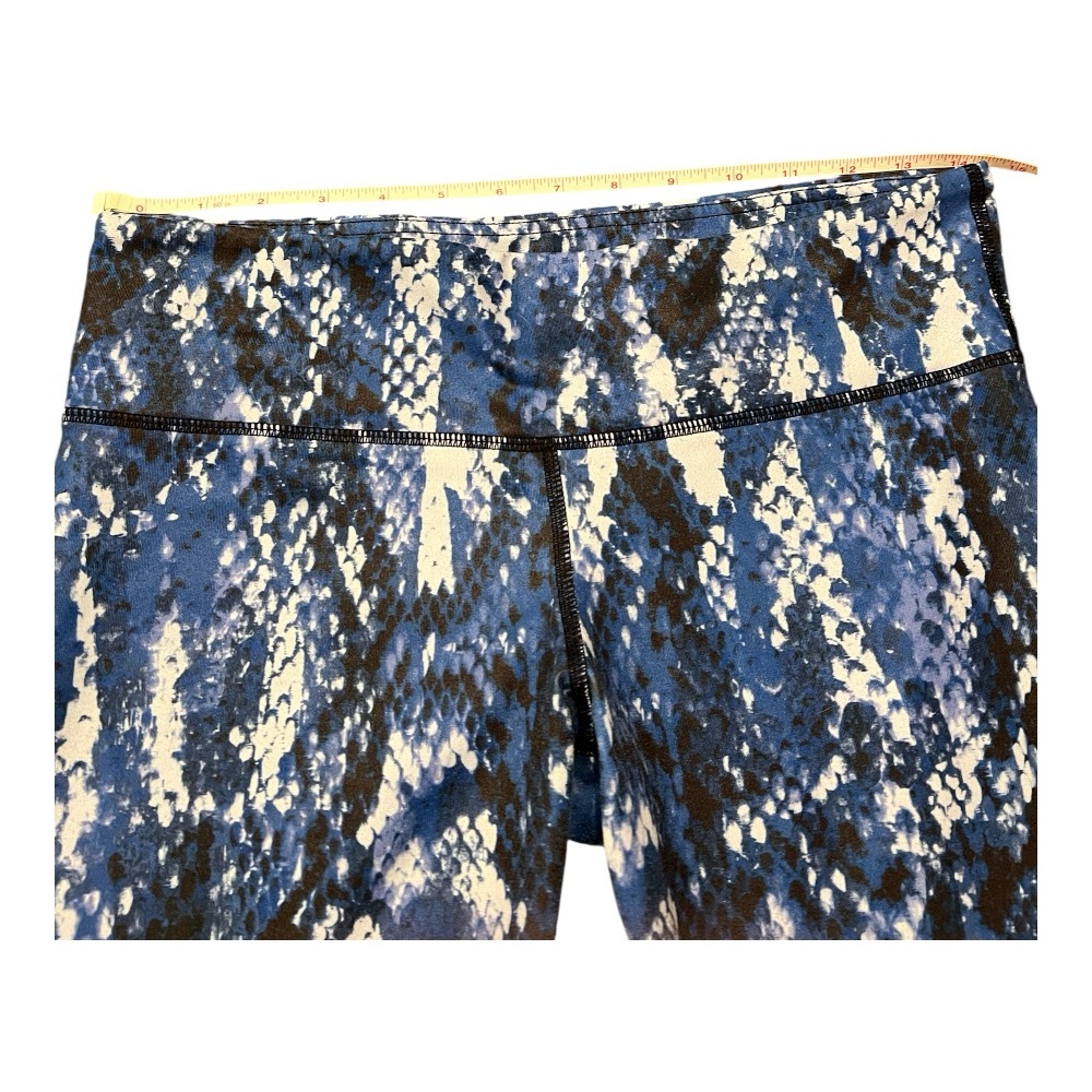 ALO Yoga Airbrush Capri Leggings Blue Python Snakeskin Size M - Picture 8 of 9